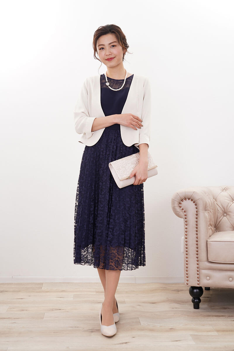 ベージュのV開きノーカラーボレロ