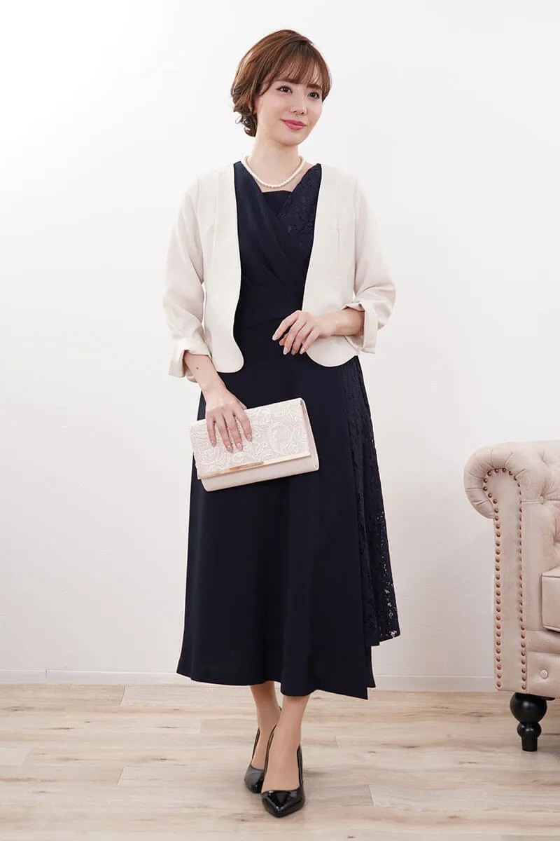 ベージュのV開きノーカラーボレロ