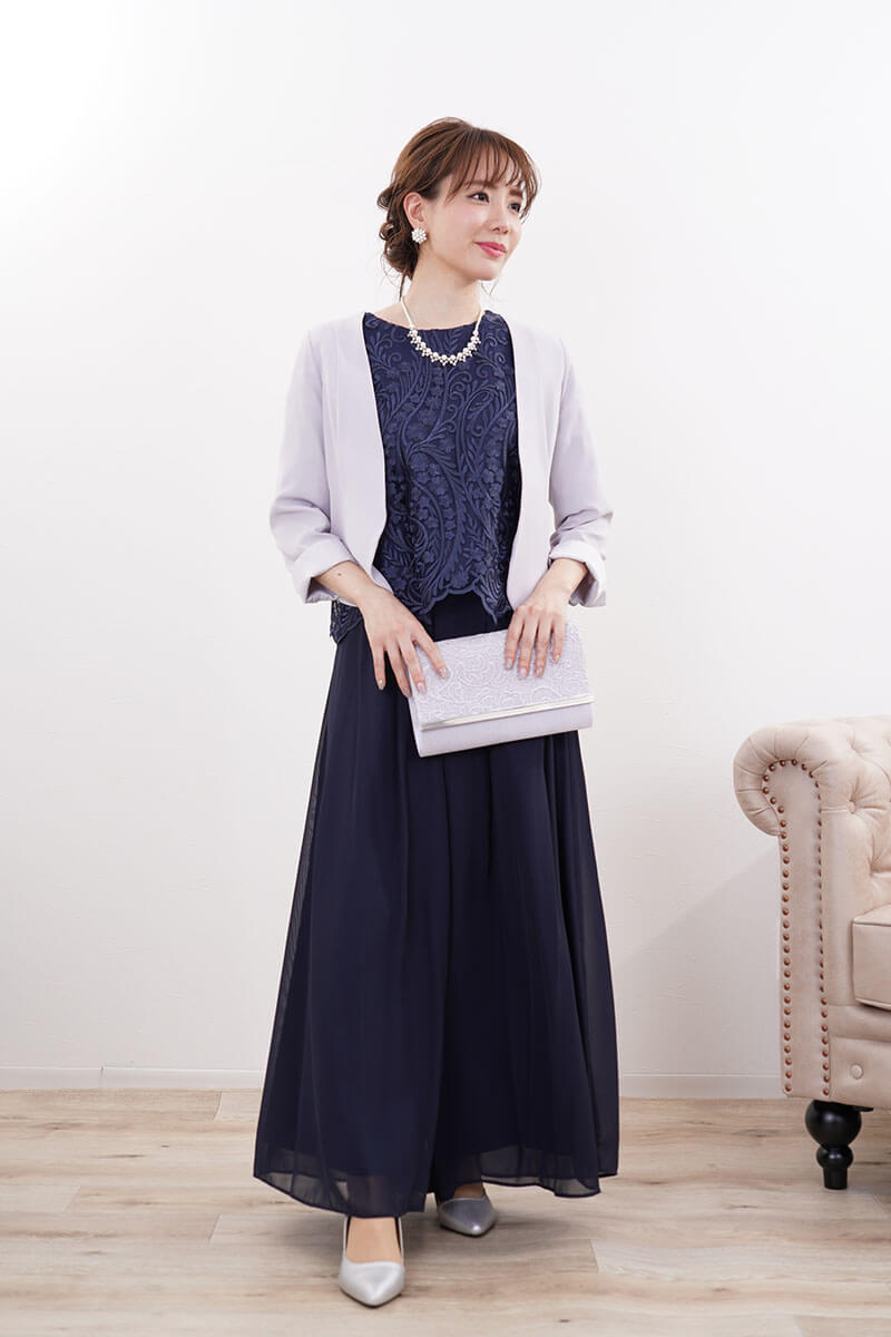 グレーのV開きノーカラーボレロ