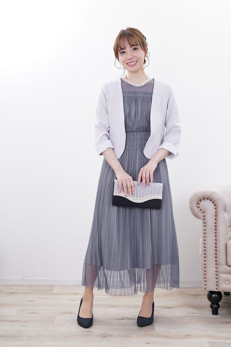 グレーのV開きノーカラーボレロ