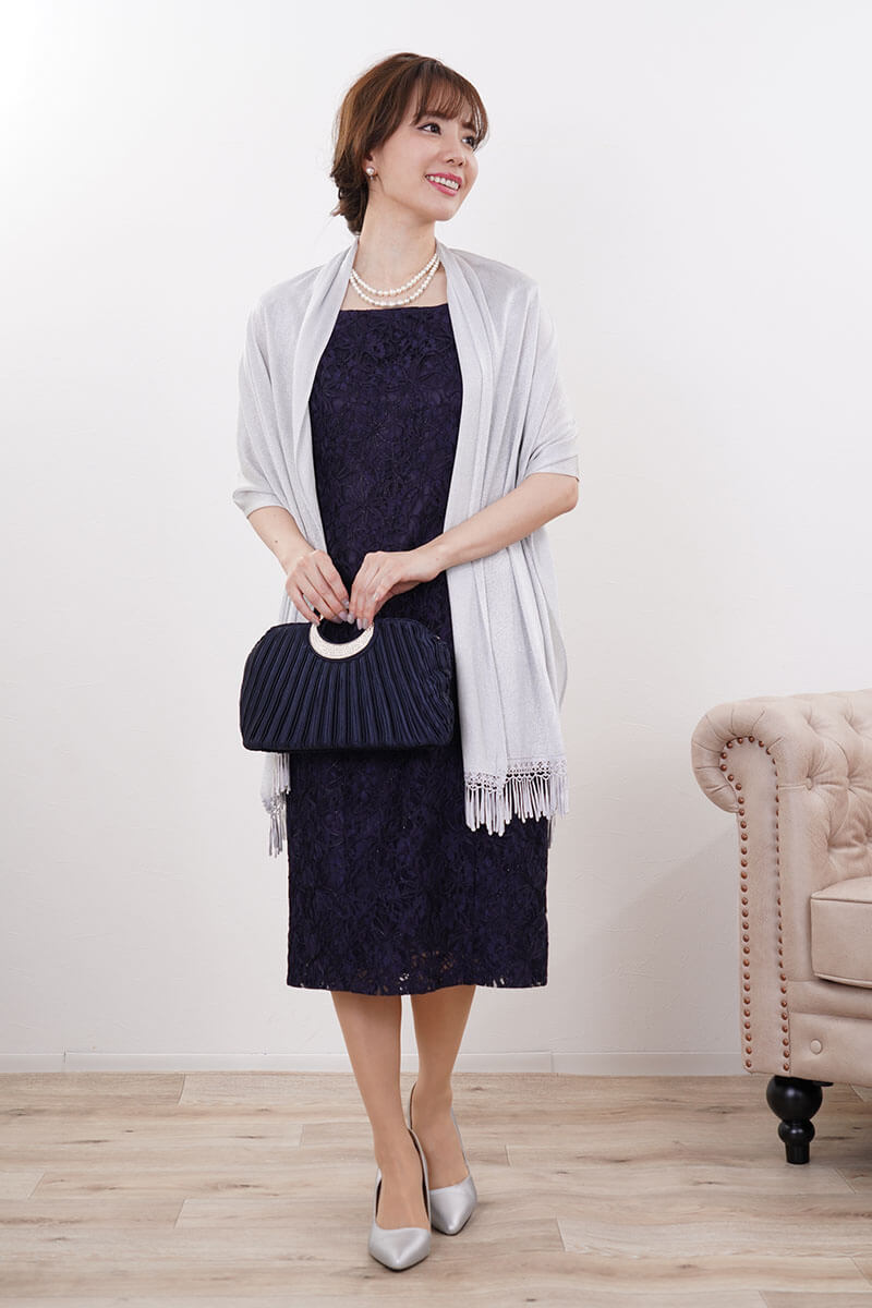 ネイビーのプリーツバッグ