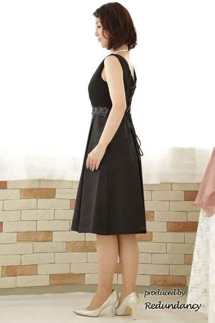 ブラックのウエスト刺繍入りシャンタンドレス