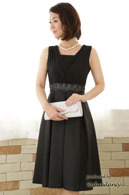 ブラックのウエスト刺繍入りシャンタンドレス