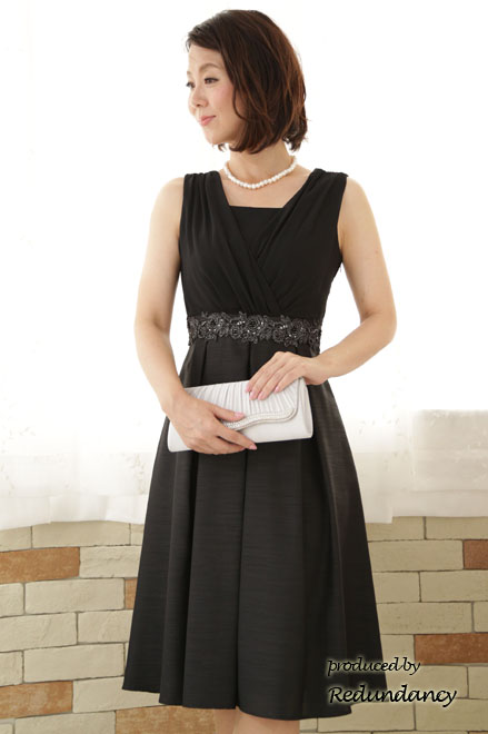 ブラックのウエスト刺繍入りシャンタンドレス