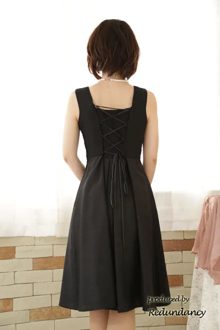 ブラックのウエスト刺繍入りシャンタンドレス