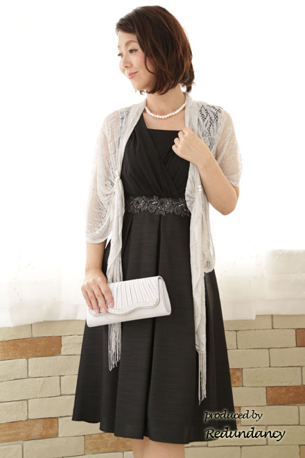 ブラックのウエスト刺繍入りシャンタンドレス