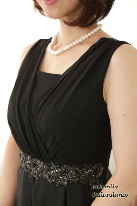 ブラックのウエスト刺繍入りシャンタンドレス