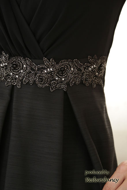 ブラックのウエスト刺繍入りシャンタンドレス