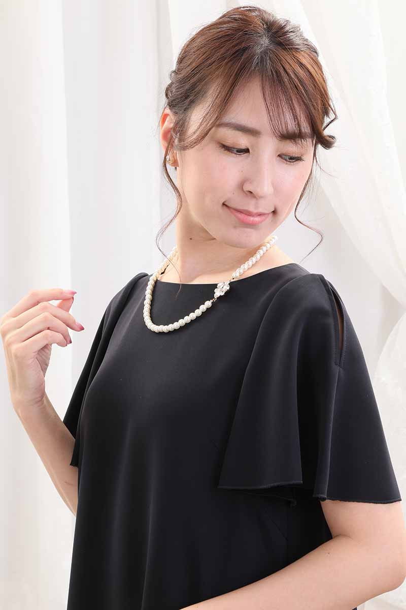 ネイビーのスリット入りフリルスリーブドレス