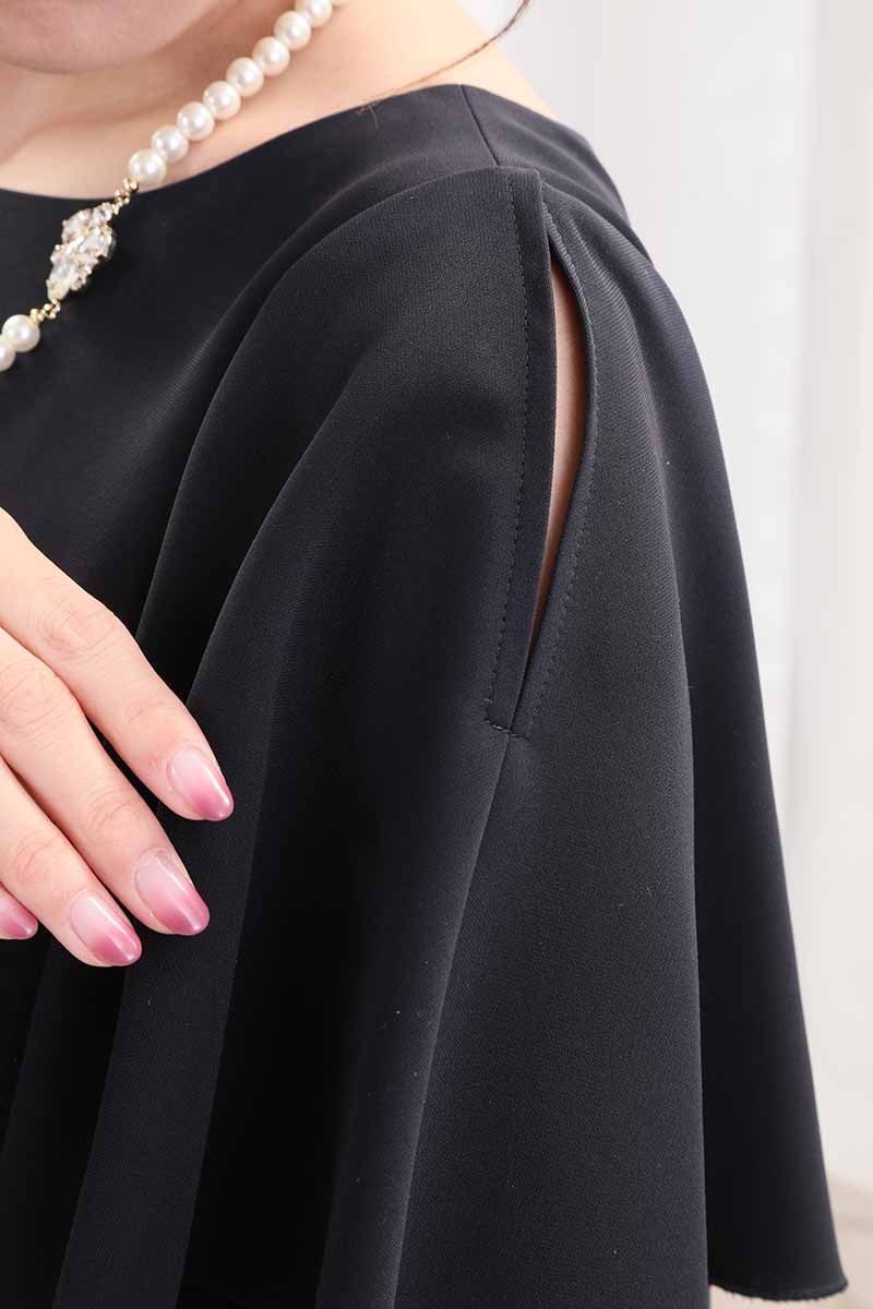 ネイビーのスリット入りフリルスリーブドレス