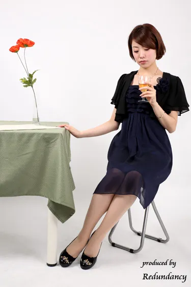 ネイビーのティアードフリルドレス