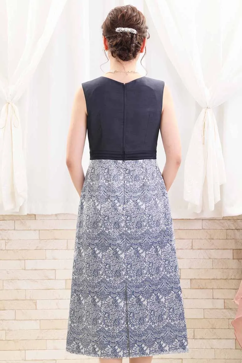 ネイビーのラメ入り刺繍ドレス