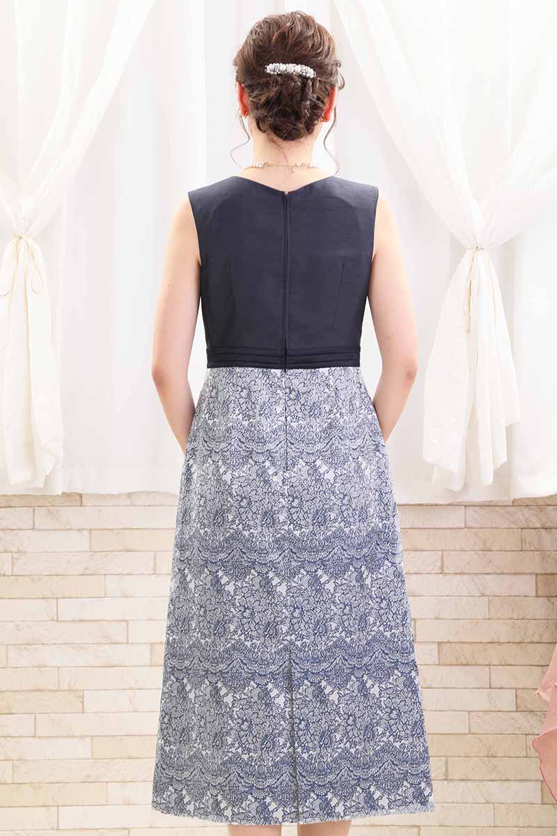 ネイビーのラメ入り刺繍ドレス