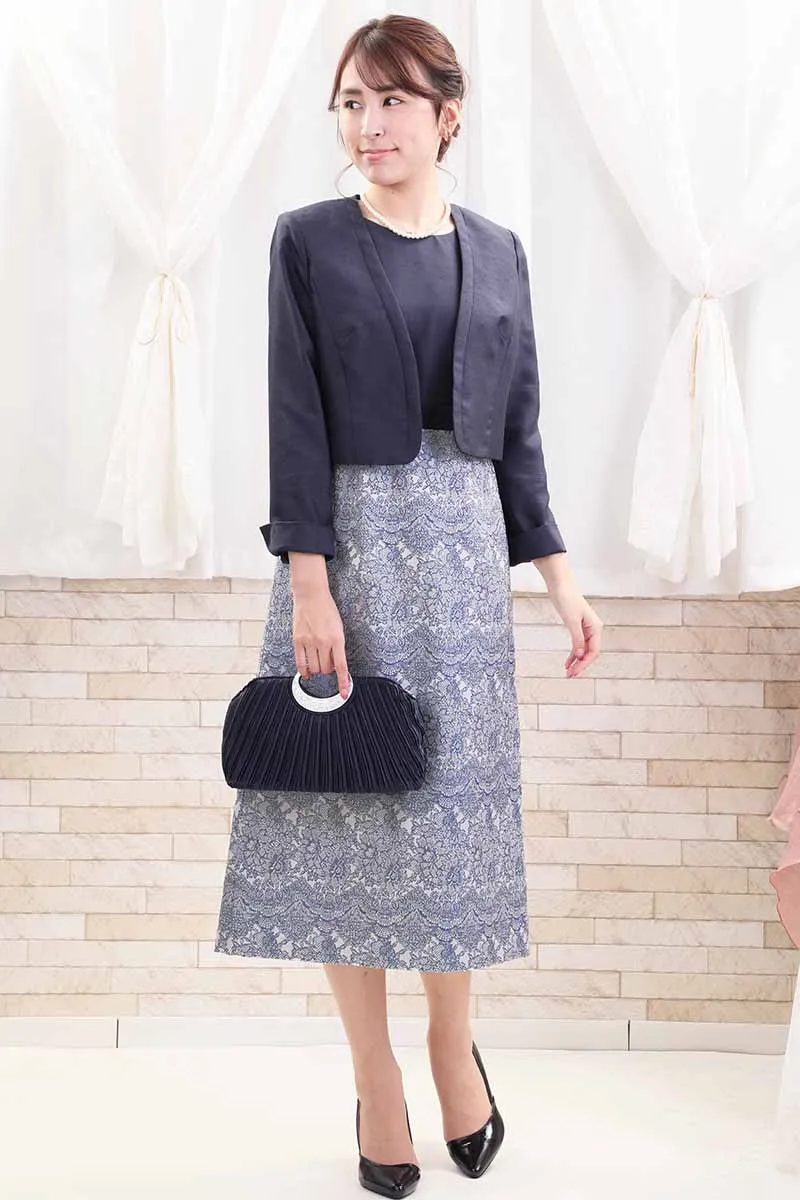 ネイビーのラメ入り刺繍ドレス