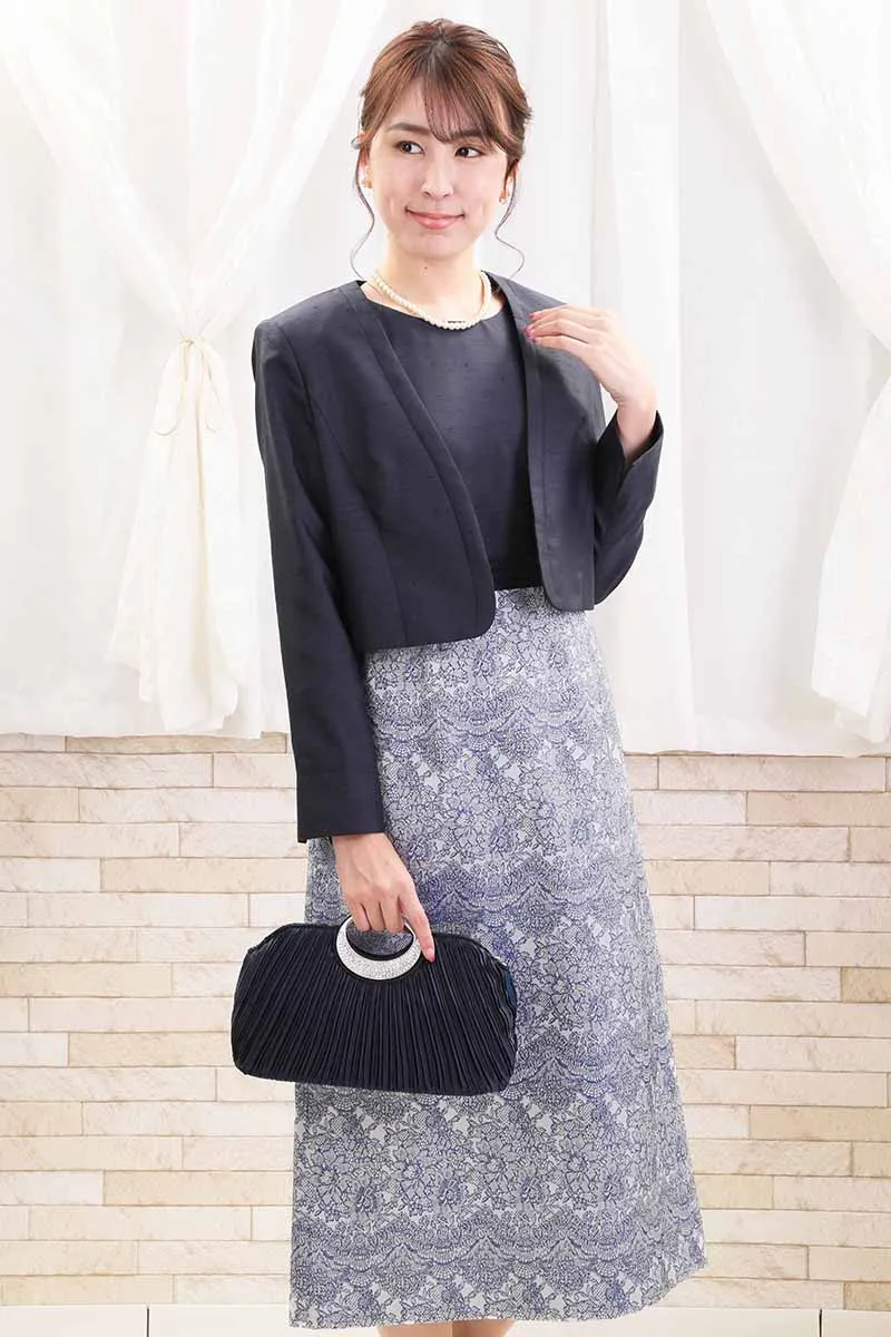 ネイビーのラメ入り刺繍ドレス