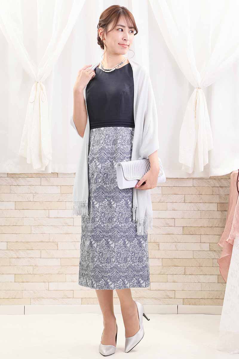 ネイビーのラメ入り刺繍ドレス