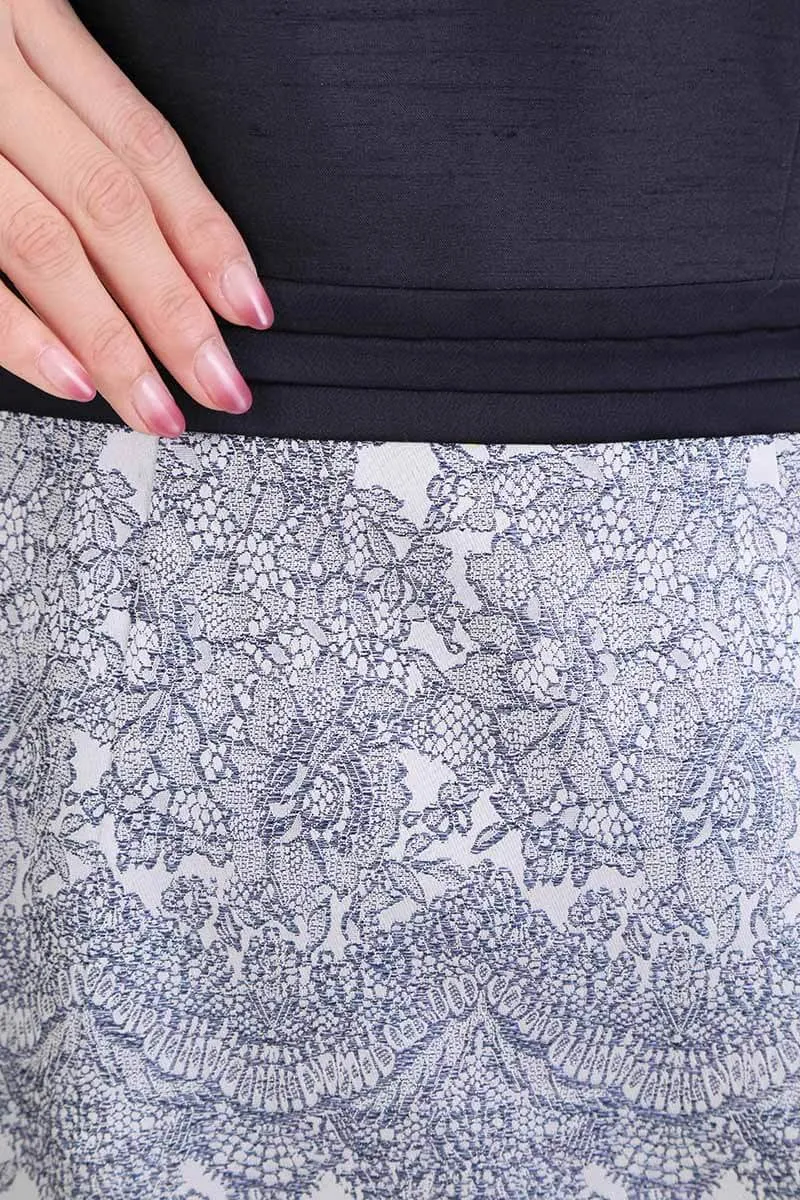 ネイビーのラメ入り刺繍ドレス