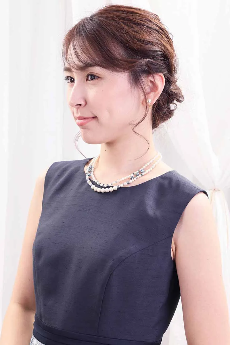 ネイビーのラメ入り刺繍ドレス