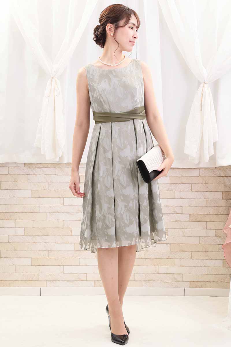 ライトカーキのサテンベルトシフォンドレス