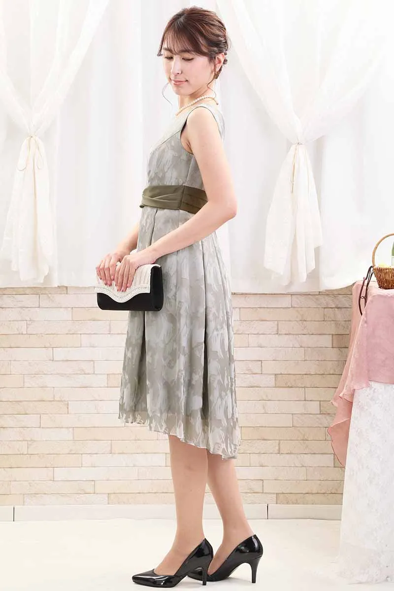 ライトカーキのサテンベルトシフォンドレス