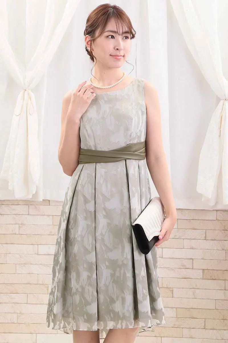 ライトカーキのサテンベルトシフォンドレス