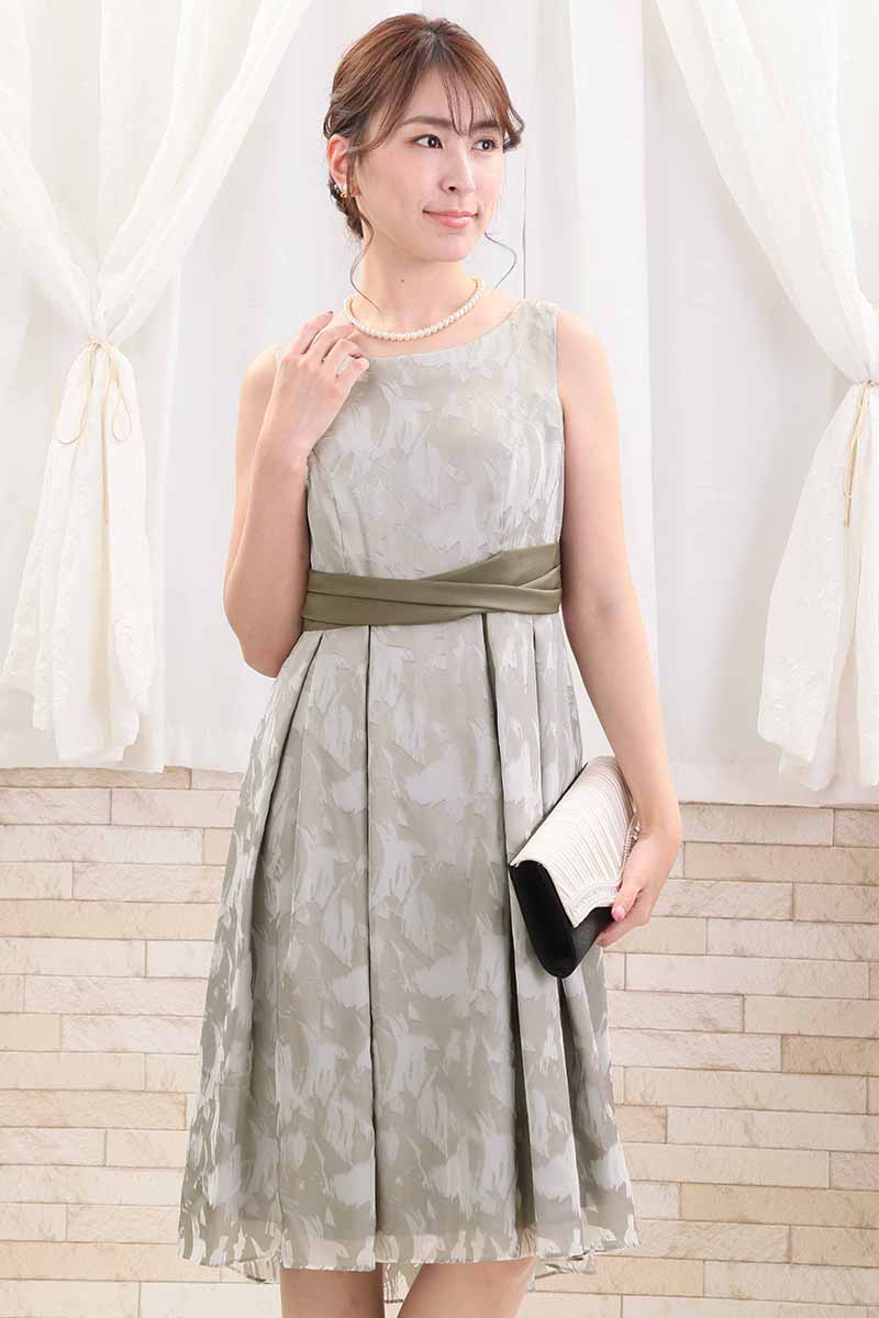 ライトカーキのサテンベルトシフォンドレス