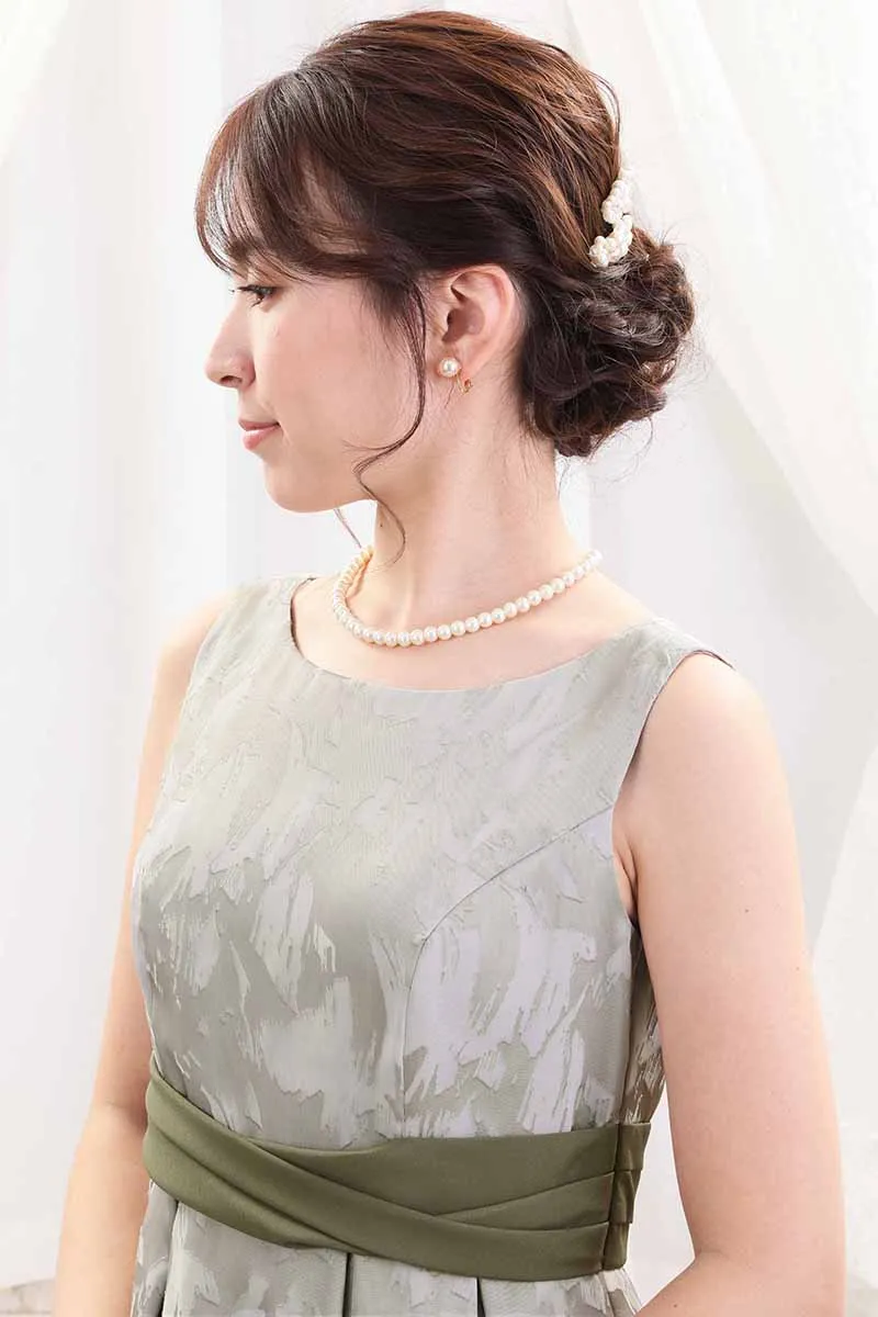 ライトカーキのサテンベルトシフォンドレス