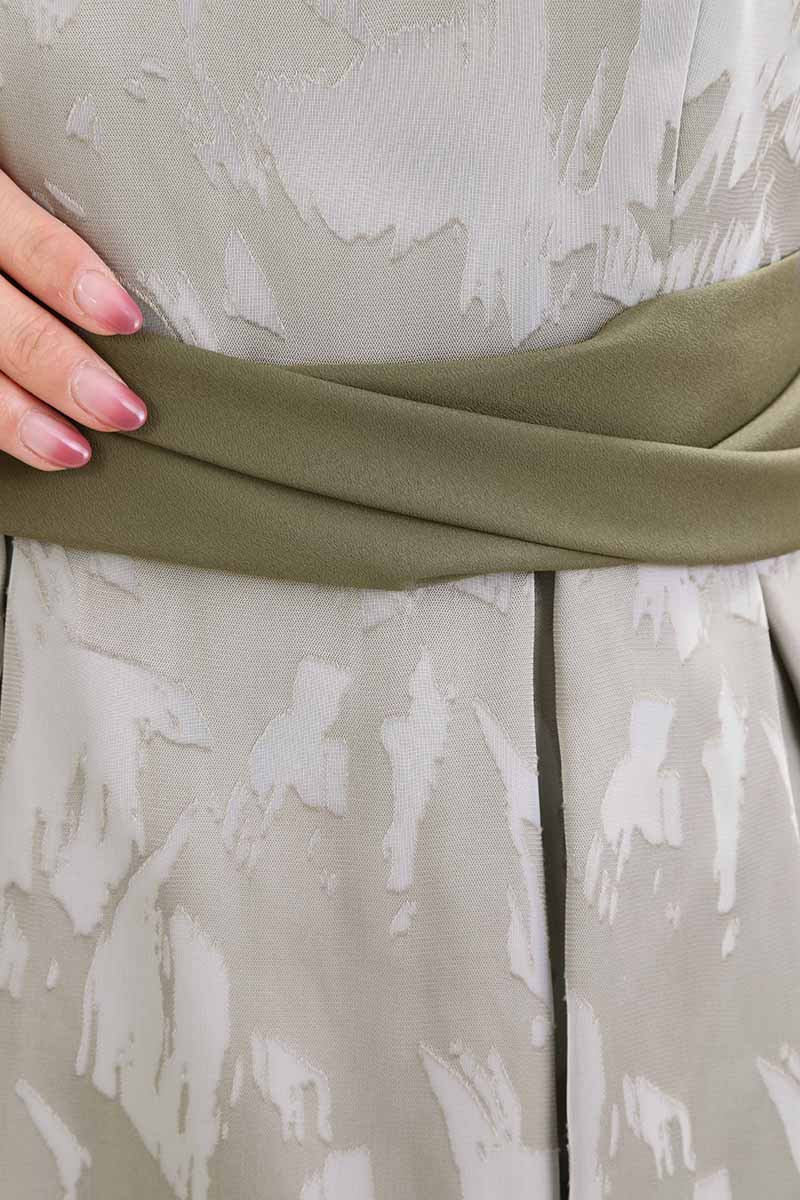 ライトカーキのサテンベルトシフォンドレス