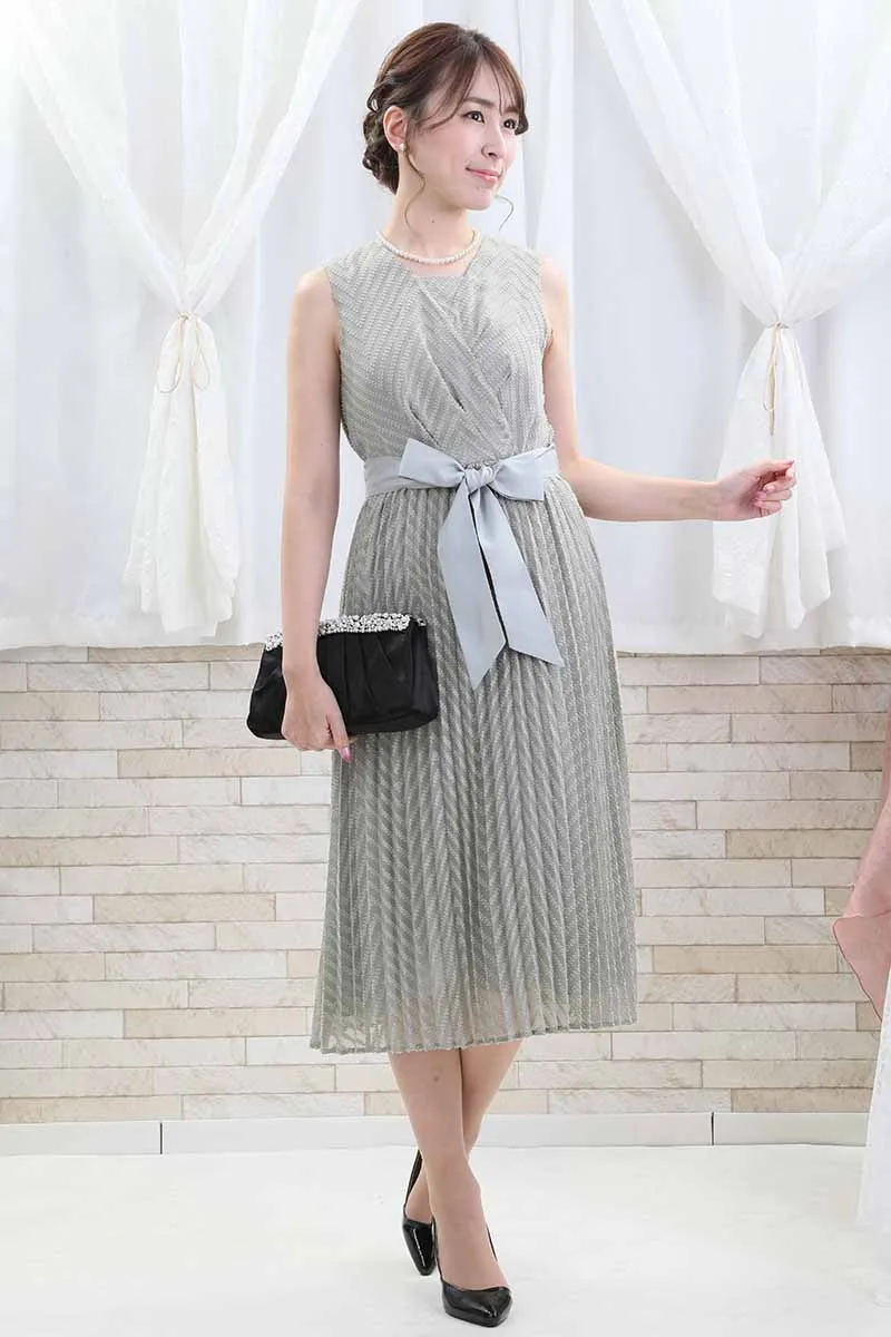 ライトグリーンのウエストリボン付きカシュクールドレス