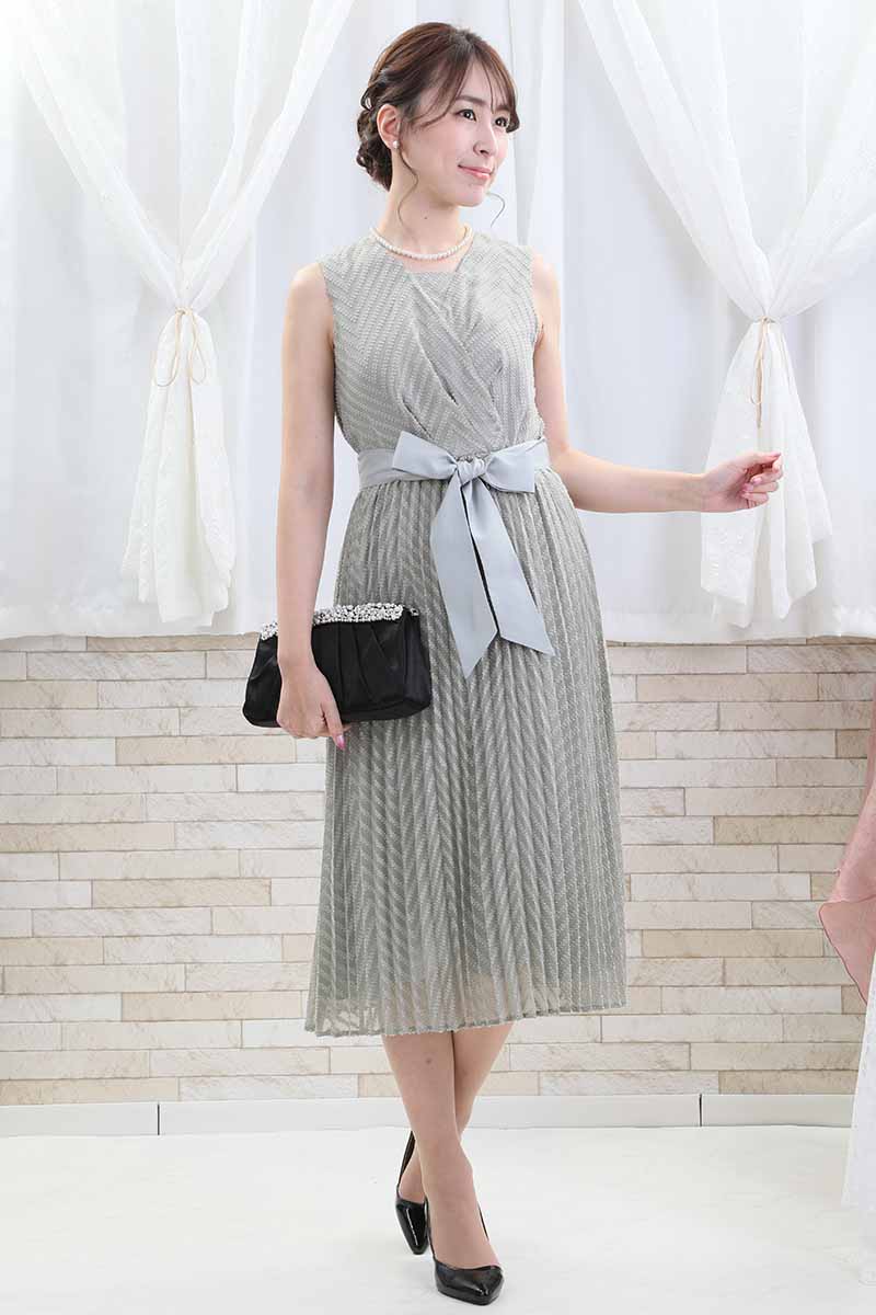 ライトグリーンのウエストリボン付きカシュクールドレス