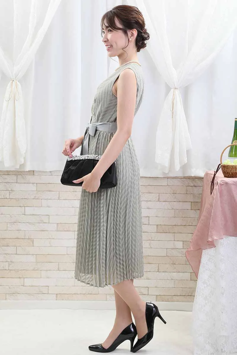 ライトグリーンのウエストリボン付きカシュクールドレス