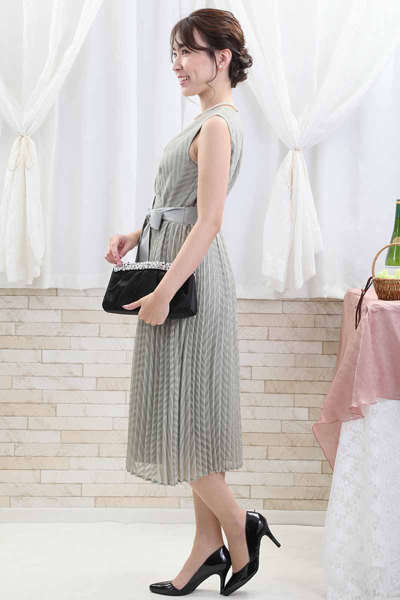 ライトグリーンのウエストリボン付きカシュクールドレス