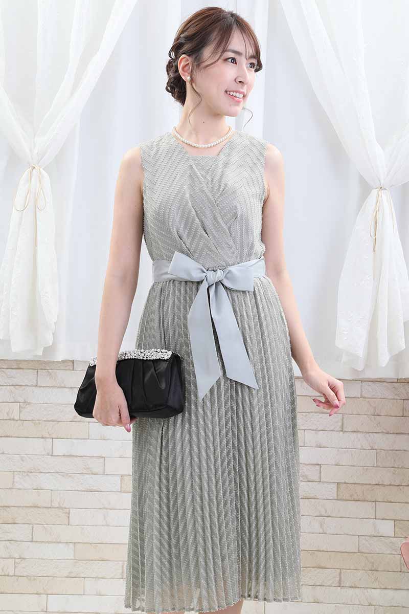 ライトグリーンのウエストリボン付きカシュクールドレス