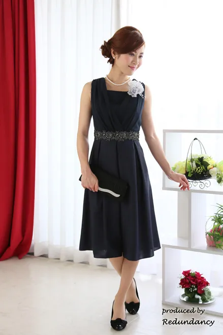 ネイビーのウエスト刺繍入りシャンタンドレス