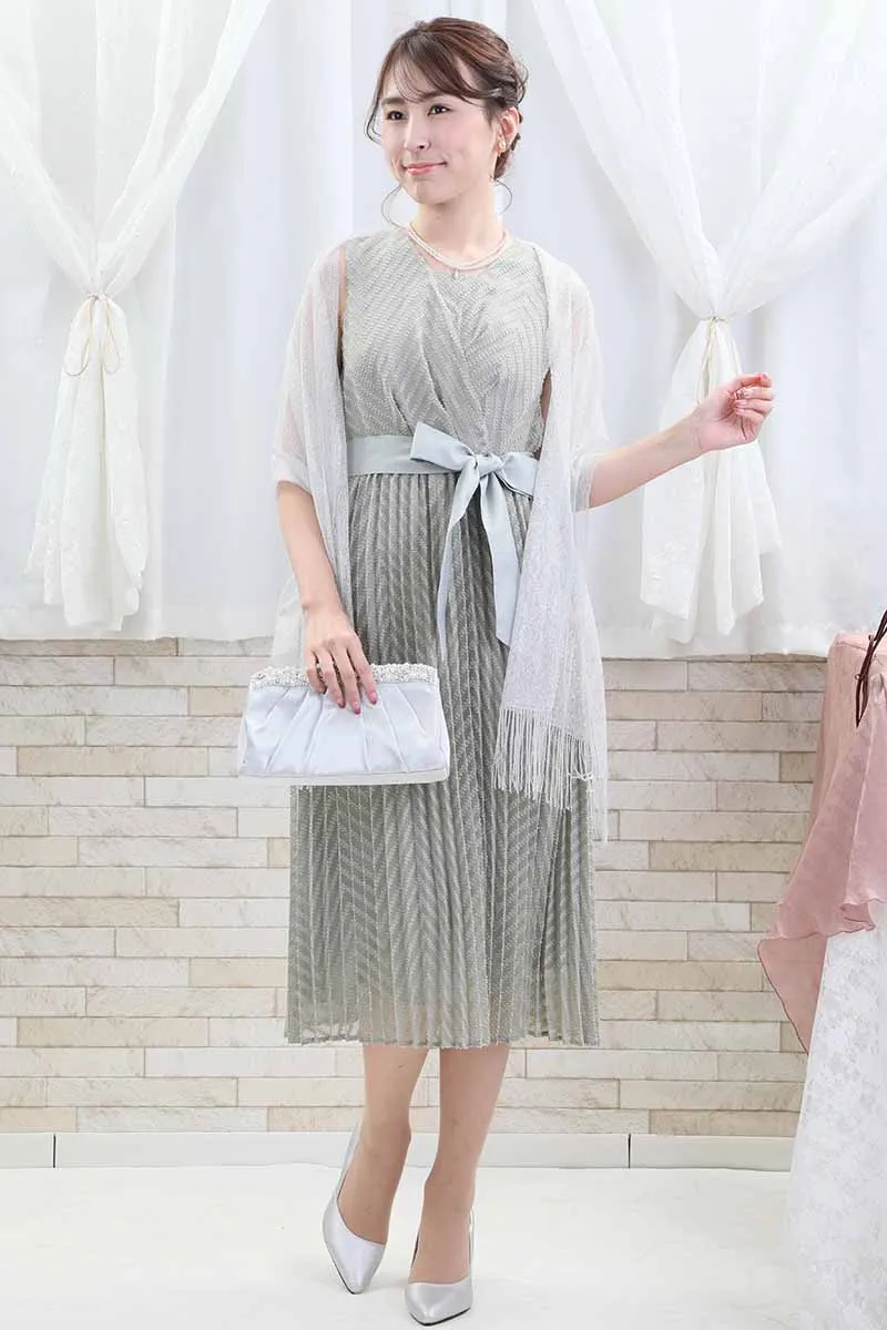 ライトグリーンのウエストリボン付きカシュクールドレス