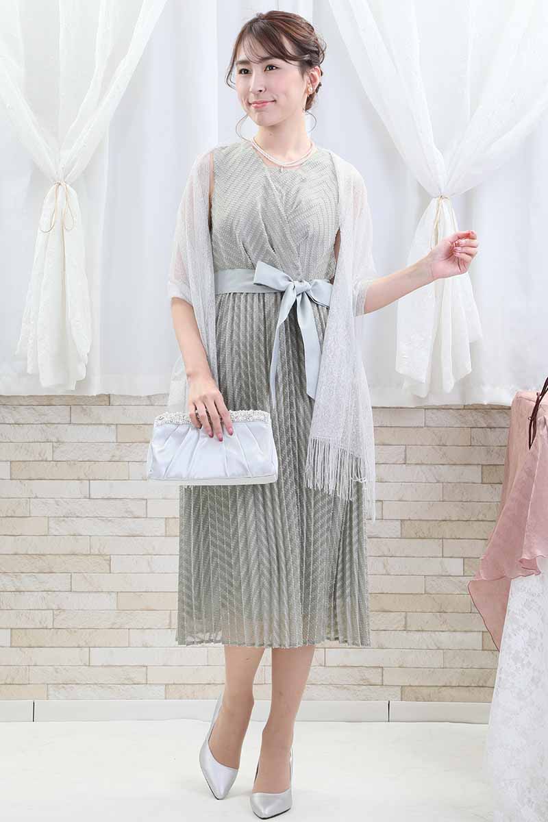 ライトグリーンのウエストリボン付きカシュクールドレス