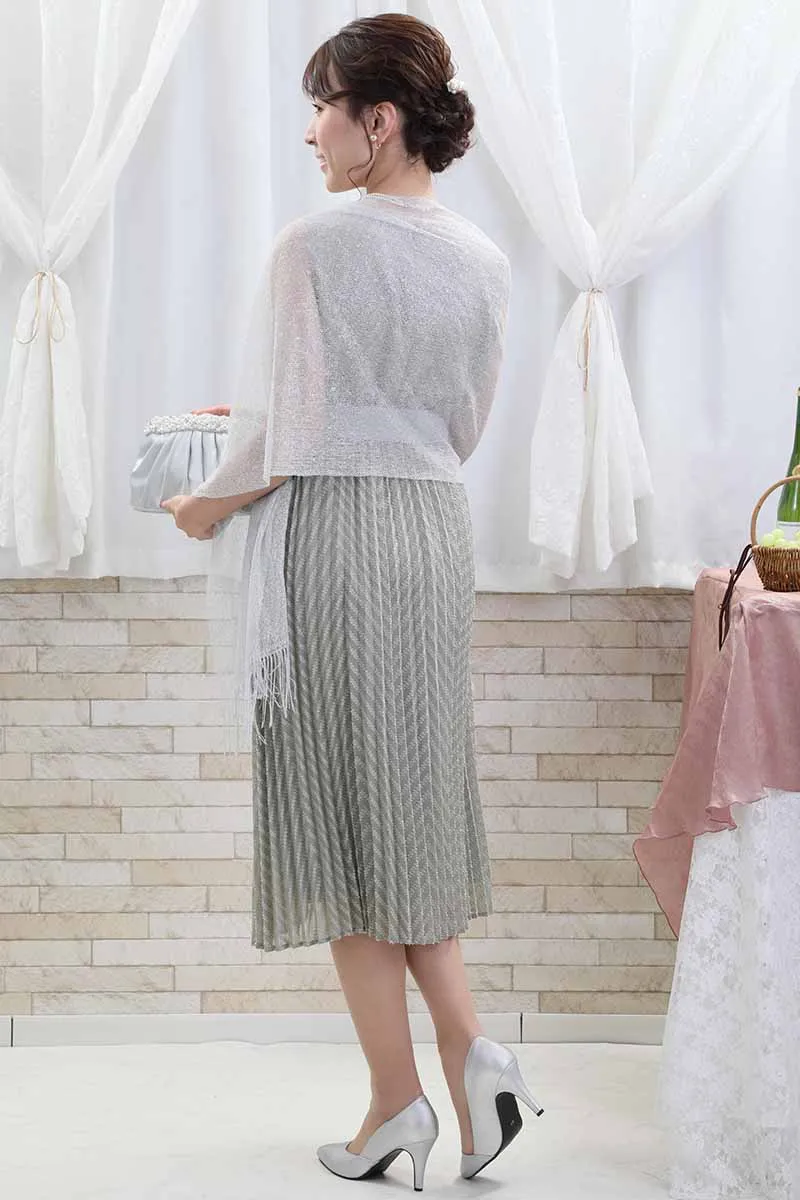 ライトグリーンのウエストリボン付きカシュクールドレス