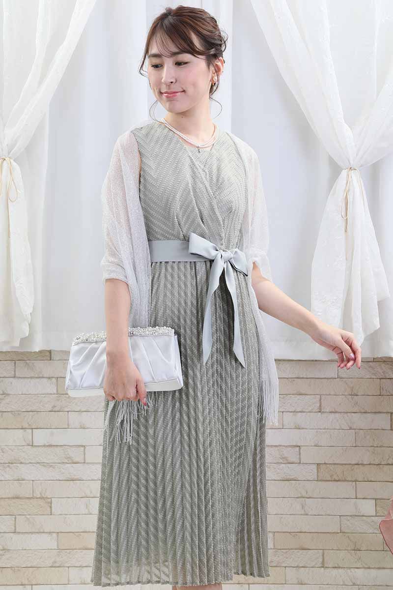 ライトグリーンのウエストリボン付きカシュクールドレス