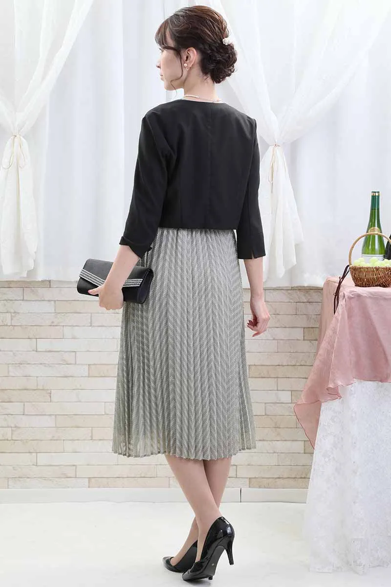 ライトグリーンのウエストリボン付きカシュクールドレス