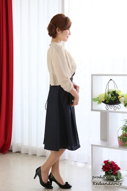 ネイビーのウエスト刺繍入りシャンタンドレス