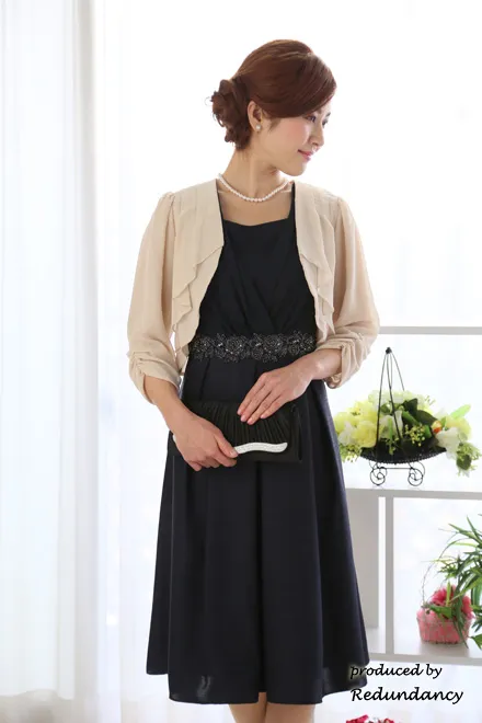 ネイビーのウエスト刺繍入りシャンタンドレス