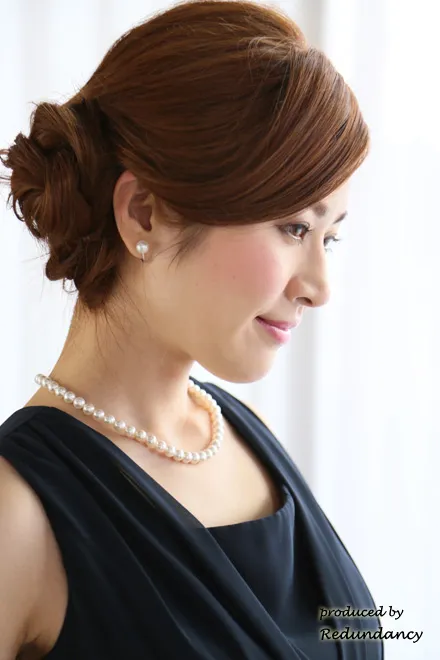 ネイビーのウエスト刺繍入りシャンタンドレス