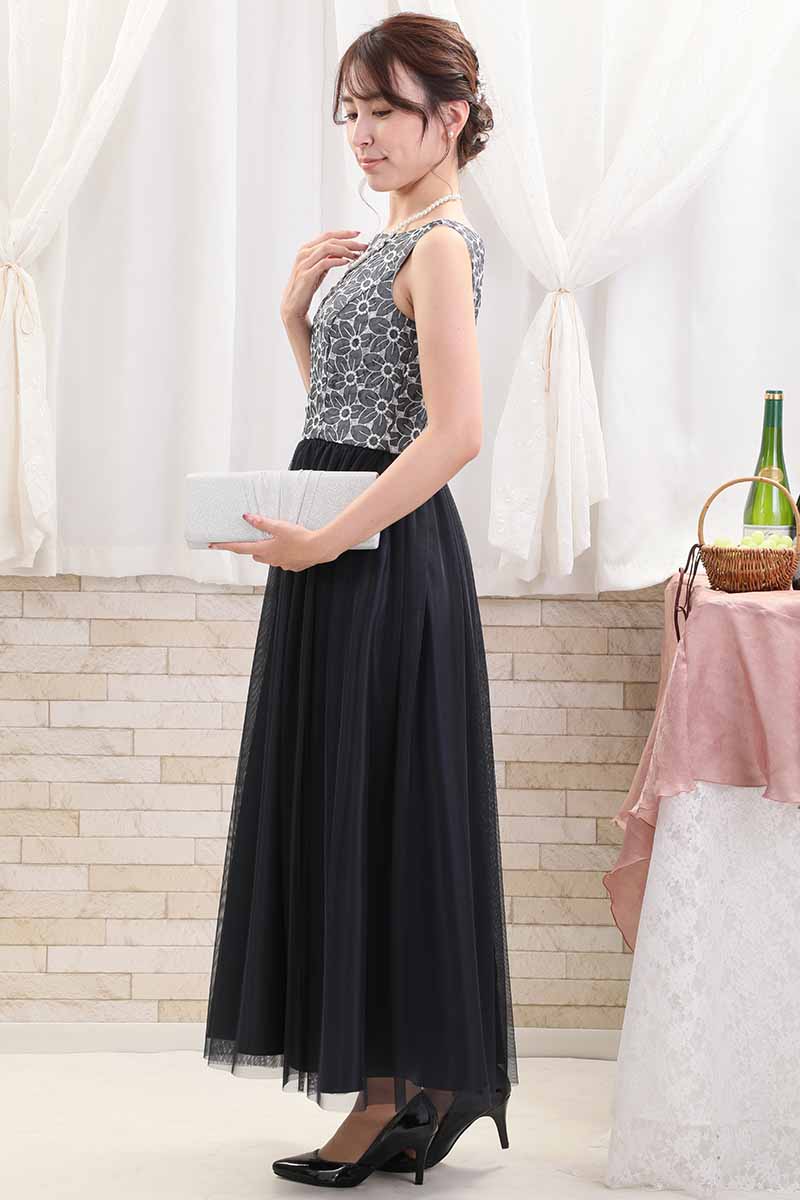 ネイビーの花柄刺繍入りロングチュールドレス