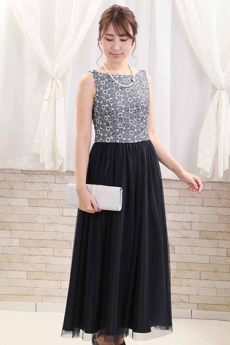 ネイビーの花柄刺繍入りロングチュールドレス