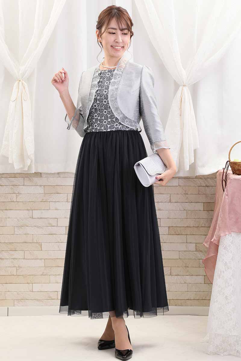 ネイビーの花柄刺繍入りロングチュールドレス