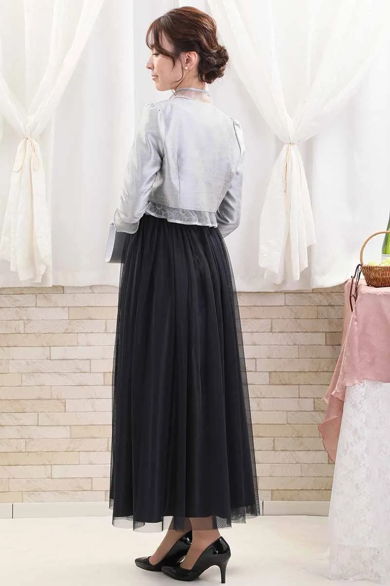 ネイビーの花柄刺繍入りロングチュールドレス