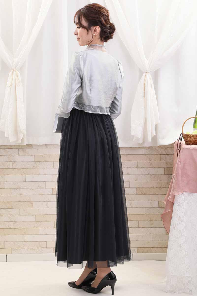 ネイビーの花柄刺繍入りロングチュールドレス