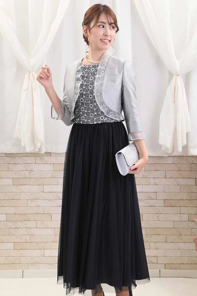 ネイビーの花柄刺繍入りロングチュールドレス