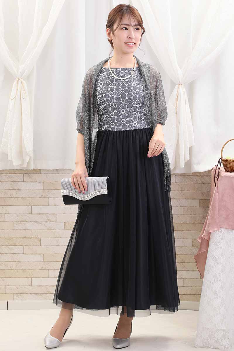 ネイビーの花柄刺繍入りロングチュールドレス