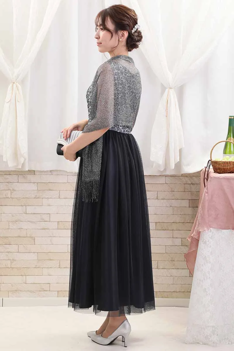 ネイビーの花柄刺繍入りロングチュールドレス